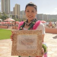 メアアロハ＆ハワイリボンレイ協会　認定の公認インストラクター　Yukari Lei momi Tomita　さんです。 