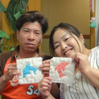 メールでご予約をされたご夫婦、さとはる(ニックネーム)さん。今年結婚2年目（綿婚式）のハワイ旅行で、記念に何かを作りたいとハワイアンキルトのレッスンにおいでになりました。男性の方はなかなか針を持つことはないでしょうからねぇ、記念になりますよ！