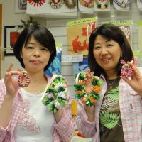 毎年のように来て下さってる、神吉さんと納さんの素敵なお二人。今年の日本でのワークショップにも参加してくださって、完成できなかったようで、仕上げにおいでになったようです。そして、今回も何か新しいのを作ろうと物色！！