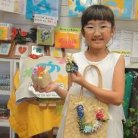 今年もいらして下さった茉莉花ちゃん8才夏休み限定のスペシャル作品を作ります。大きめの作品を1つ選んで（バッグチャームかドリームキャッチャー）その他にもう2種類の作品を作ることが出来ます全部で3種類！夏休みの自由課題にピッタリ！