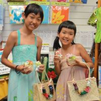 11才と8才の可愛いお嬢ちゃん姉妹が夏休みの自由課題にピッタリのスペシャル作品を作りました。2人共針でチクチクしながらバッグ用のチャームのリボンを縫って作っていきます。　クマさんにもレイやパウを作ってあげて楽しんで下さったようです。