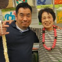 お母さんと息子さんお二人で知らして下さった甲斐さん。リボンレイのデザインを選んで、リボンも好きな色を選んでから始めます。2時間以内で出来るレイ。印はつけなくても大丈夫！楽です！楽しくおしゃべりしながら、少しずつ形を整えて、また同じように縫って・・と