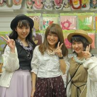 ３人のかわいらしいお嬢さんたちがリボンレイレッスンに来てくださいました。短めのチョーカータイプのレイを作るようです。好きなリボンの色を選んで始めました。和気あいあいとかわいらしい声で笑い声の絶えないレッスン。