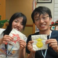 新婚旅行でいらしてる松永さんご夫妻。初々しいお二人ですよ！お二人はフレームキルトのカメさんとパイナップルを選んでスタートです。いつものように針先での折り込み、山の角、谷の角と教えて、縫っていくのを見ながら、助言をしたりヘルプしたり。