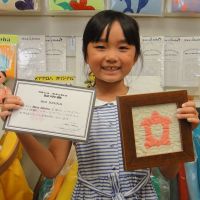 ママと一緒に、学校の宿題、自由課題の作品として、ハワイアンキルトを選んだリオちゃん７才。柄はカメさんを選びました。さぁ、スタートです。上手くできるかなぁ・・針は幼稚園の時に使ったことがあると