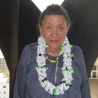 御家族3人でいらして下さった麻貴ちゃん。80才を超えるおばあちゃんと二人でリボンレイを作ります。お母さんはおばあちゃんのお手伝いです。好きなデザインと好きな色のリボンを選んでオリジナルカラーで！