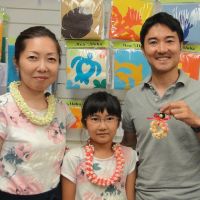 9才の可愛い美来ちゃんが、パパとママ3人でおいでになりました。2時間で出来るようなレイ・・人気の短めのレイ、「プリンセス」美来ちゃんにぴったりかもね！　ママも同じのを作ります。パパは、美来ちゃんのためにストラップを作ります。